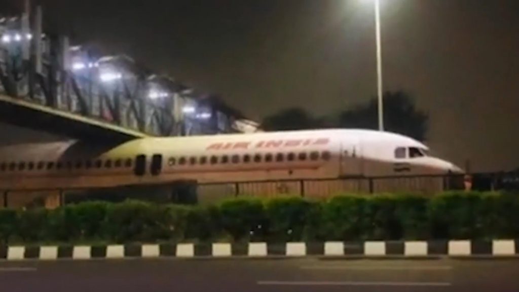 Híd alá szorult egy repülőgép Indiában
