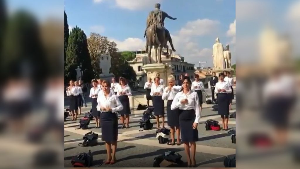 Video: Vetkőzéssel tüntettek a megszűnő olasz nemzeti légitársaság légiutas-kísérői