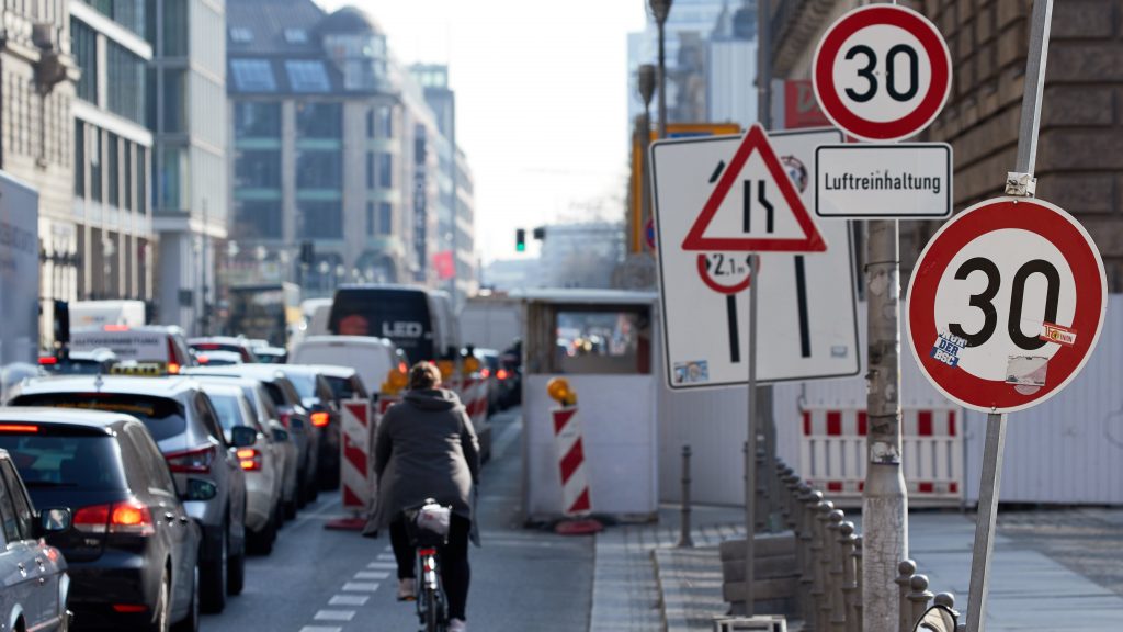 A lakott területeken 30 kilométeres óránkénti sebességkorlátozást vezetnének be az EU-ban