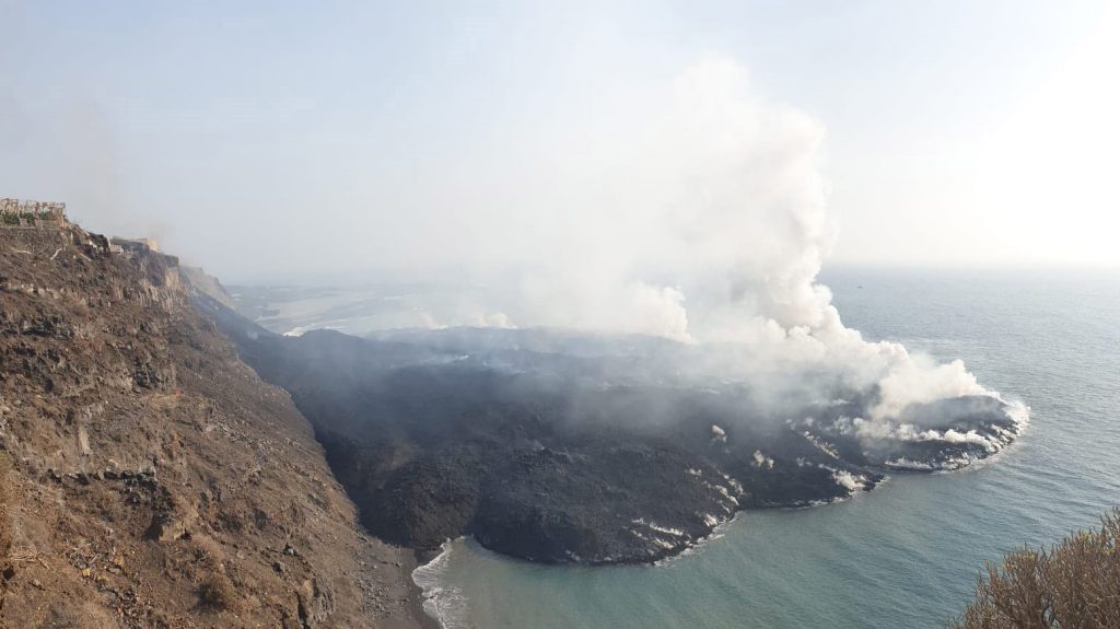 Gázriadó: kijárási tilalmat rendeltek el veszélyes vulkanikus kipárolgások miatt La Palma szigetén