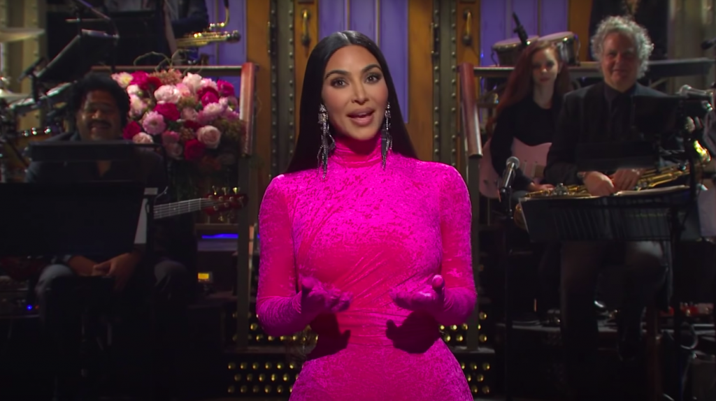 Kim Kardashian a szexvideójával, Kanye West politikai pályafutásával és O.J. Simpsonnal savazza magát egy műsorban