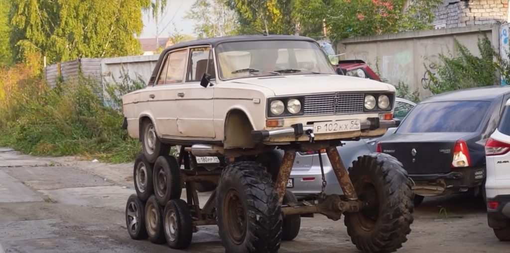 Mad Max-filmekbe illő autószörnnyel állt elő egy csapatnyi orosz férfi