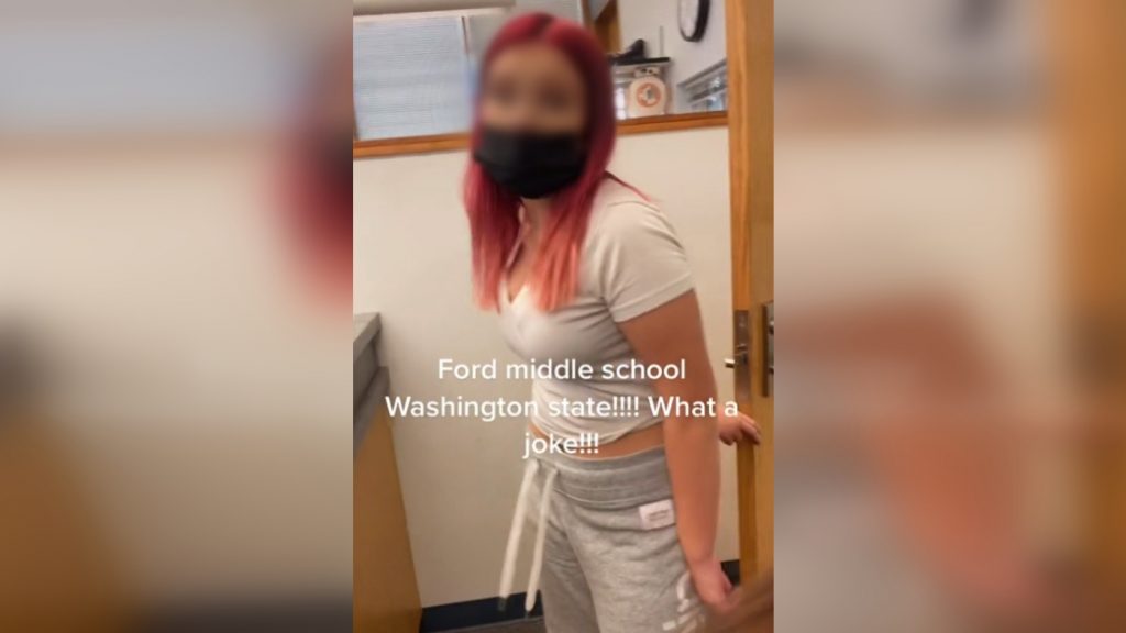 Botrányt rendezett anya, miután kiküldték óráról a 12 éves lányát a ruhája miatt