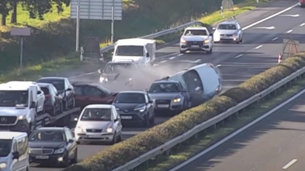 Videón az M1-esen fékezés nélkül kocsisorba rohanó sofőr