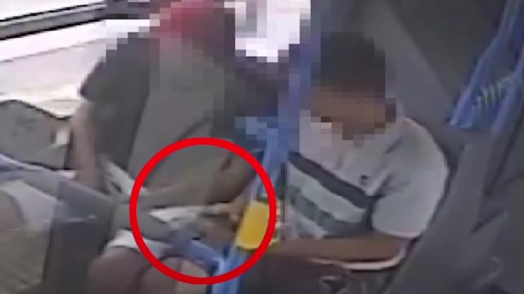 Videón, ahogy puszit kér áldozatától a 66-os buszon szurkálással fenyegetőző rabló