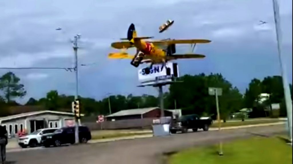 Videón, ahogy eltalál egy villanyoszlopot, majd lezuhan egy kisrepülő