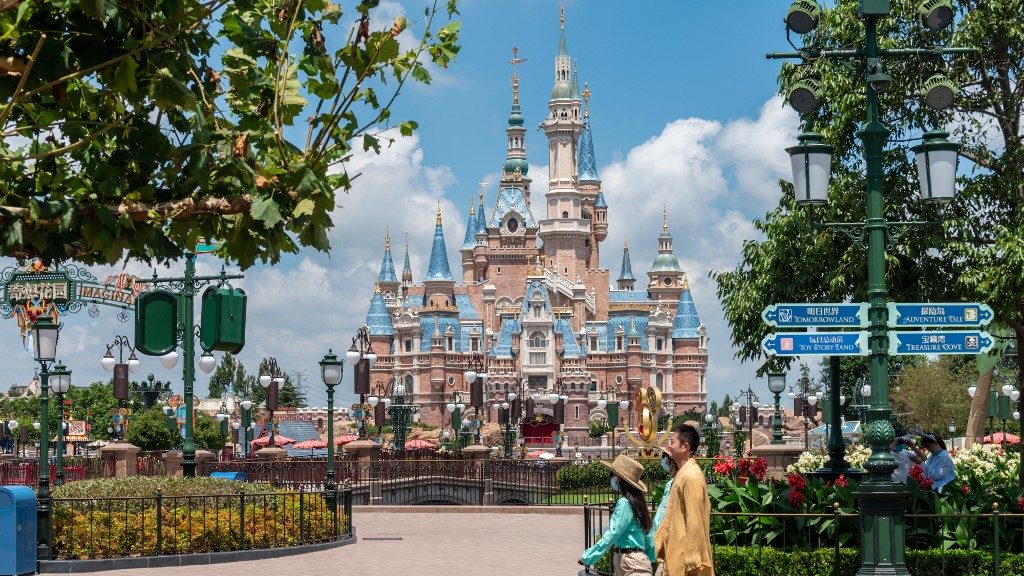 Egyetlen fertőzött látogató miatt zárt be a sanghaji Disneyland