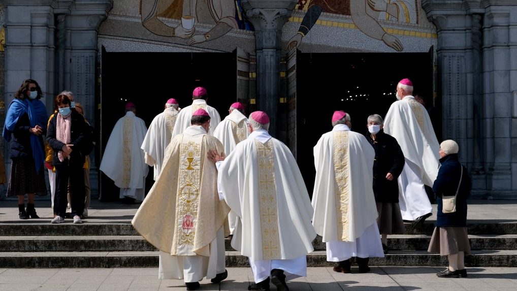 Ingatlanok eladásából kártalanítaná a molesztálások áldozatait a francia katolikus egyház