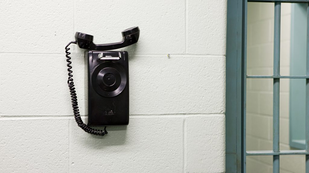 Novembertől olcsóbban lehet hazatelefonálni a börtönökből