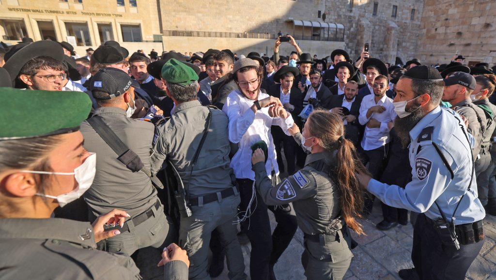 Ultraortodox zsidók dulakodtak rendőrökkel és nőkkel a Siratófalnál
