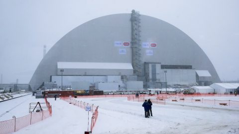 Csernobil, 2016. november 29.
A csernobili atomerõmû új, az eddiginél biztonságosabb védõburka 2016. november 29-én. A radioaktív anyagok tökéletesebb elszigeteléséhez épített, 105 méter magas, 150 méter hosszú és 260 méter széles acélboltozattal két hete fedték be a 4-es reaktorblokkot, amelyben 1986. április 26-án robbanás történt. A detonáció volt a világ eddigi legsúlyosabb nukleáris balesete. (MTI/AP/Jefrem Lukackij)