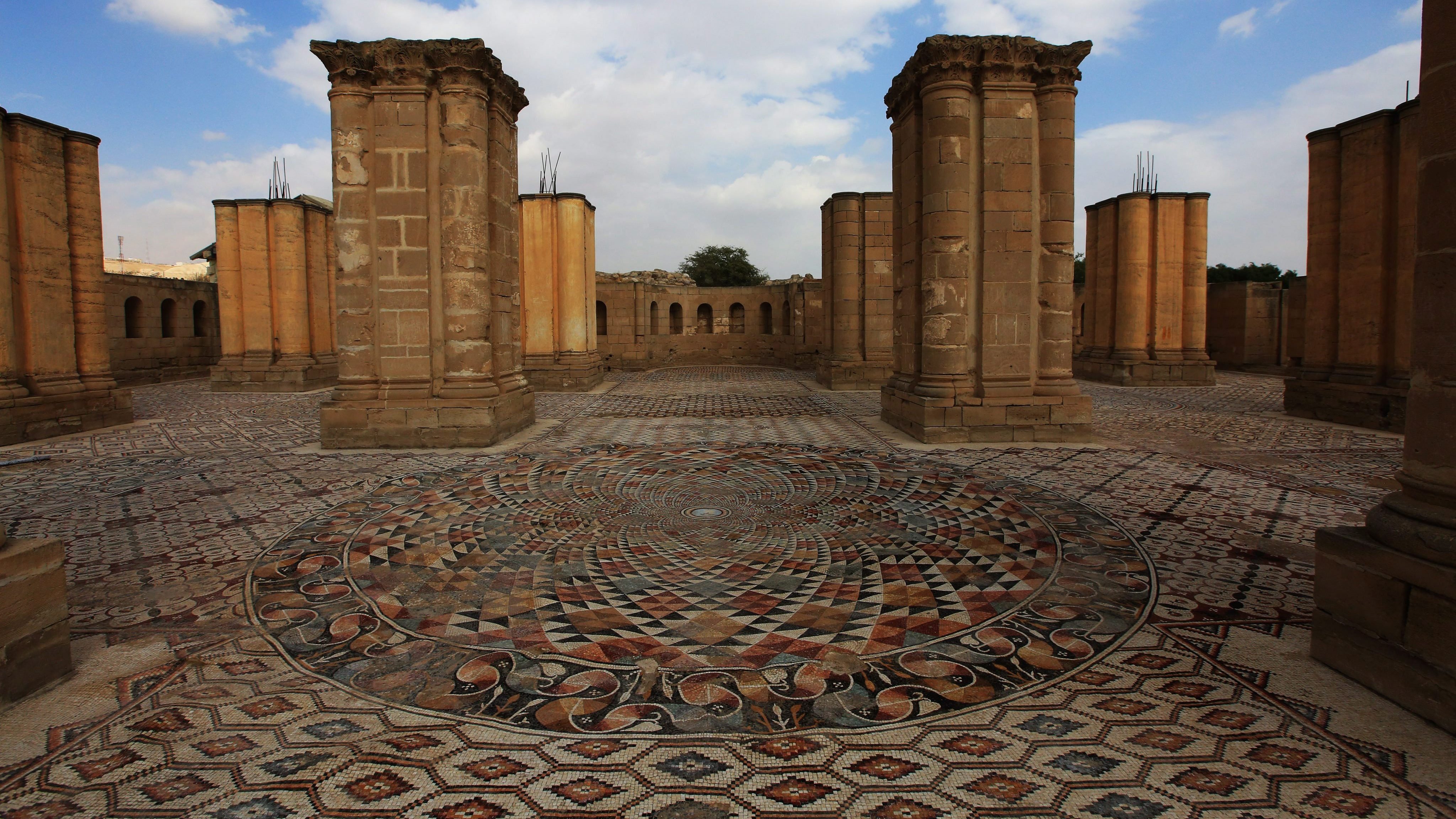 Jerikó, 2016. november 1. A 8. században épült Hisám-palota udvarát díszítõ színes mozaik térkõ részlete a ciszjordániai Jerikóban 2016. november 1-jén. Az összesen 827 négyzetméteres járófelület a világ legnagyobb fennmaradt mozaikja, amelyet a Palesztin Idegenforgalmi Minisztérium munkatársai sok éven át homokréteggel védtek az eróziótól, és csak nemrégiben tártak a nagyközönség elé. (MTI/EPA/Alaa Badarneh)