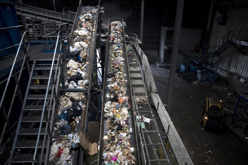 Jeruzsálem, 2018. június 4.
Háztartási hulladékot továbbító szalag a GreenNet hulladékfeldolgozó telepen, Jeruzsálemben 2018. június 4-én, a környezetvédelmi világnap elõtti napon. A világnap kiemelt témája 2018-ban a mûanyaghulladék-gazdálkodás. (MTI/EPA/Abir Szultan)