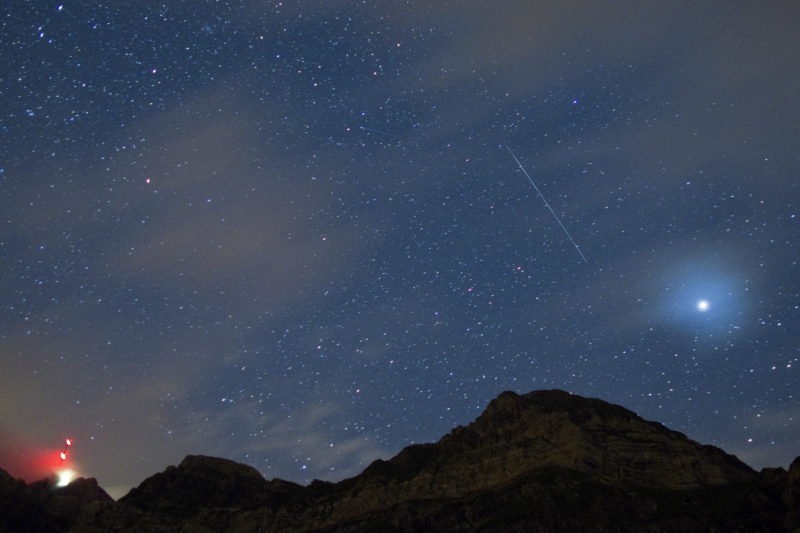 Schwaegalp, 2010. augusztus 11.Hullócsillag az égen a svájci Alpokban fekvõ Saentis hegy fölött, Schwaegalp közelében 2010. augusztus 11-én. A csillagászok szerint az idén is a leglátványosabb látnivaló a Perszeidák. A meteorraj zápora óránként 50-100 fényes meteorral augusztus 11. és 12. éjjelén éri el csúcspontját azon szemlélõdõk számára, akik a városi fényektõl távol figyelik a sötét égboltot. (MTI/EPA/ALESSANDRO DELLA BELLA)