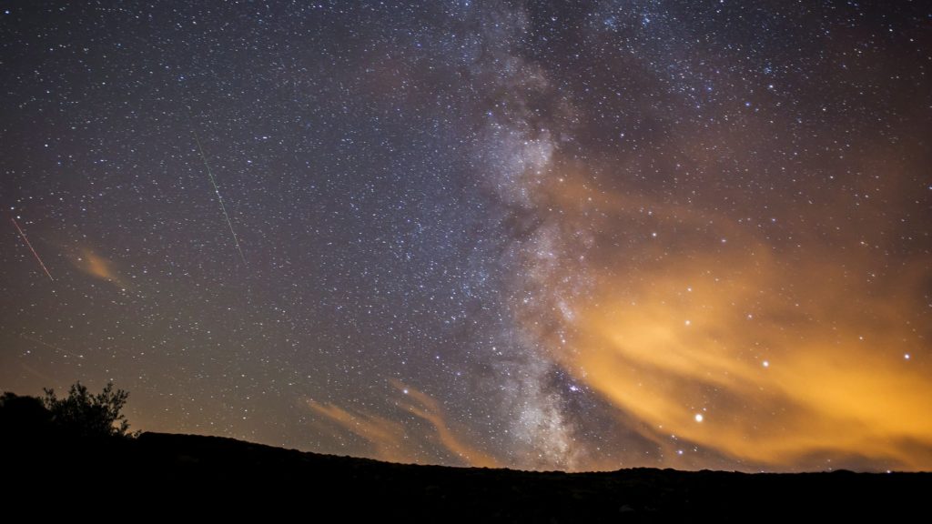 San Miguel de Aguayo, 2017. augusztus 13.A Perseida meteorraj két tagja elég a légkörben a Tejút közelében a spanyolországi San Miguel de Aguayo felett 2017. augusztus 13-án, miután a Föld belépett a Perseida meteorraj összetevõit alkotó 109P/Swift-Tuttle üstökös pályája mentén szétszórt porfelhõbe. A Perseidák az egyik legismertebb, fényes meteorokat és sûrû hullást produkáló meteorraj. A raj sok apró porszemcsébõl áll, amelyek a földi légkörben nagy sebességük következtében felhevülnek és elégnek. (MTI/EPA/Pedro Puente Hoyos)