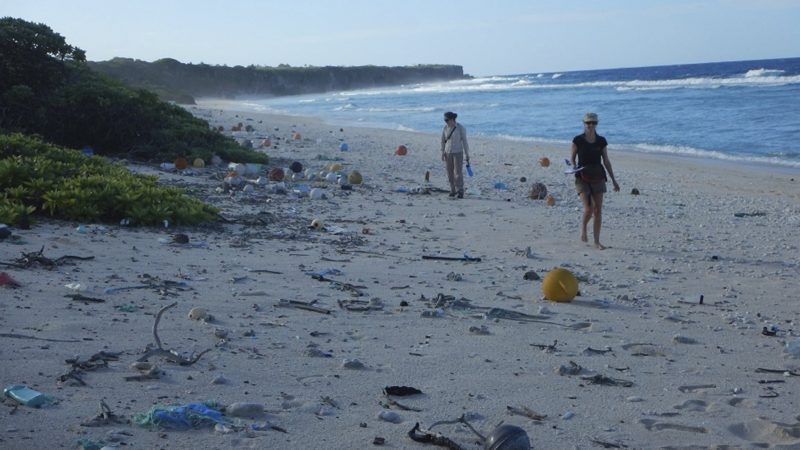 Henderson-sziget, 2017. május 16.
A tengeri és sarkvidékkutató intézet (IMAS) által 2017. május 16-án közreadott dátummegjelölés nélküli képen szeméthalom borítja a Henderson-sziget keleti partját. A világ egyik leginkább elhagyatott helyérõl kiderült, hogy az egyik legszennyezettebb, 18 tonna, 38 millió darab szemetet találtak a szigeten, ami egyébként egy lakatlan atoll. A hulladék 99,8 százaléka mûanyag, ennek 68 százaléka pedig nem is látszik elsõre, mert már a föld alatt van. Naponta 13000 új szemétdarabot mos partra az óceán. (MTI/EPA/IMAS/Jennifer Lavers)
