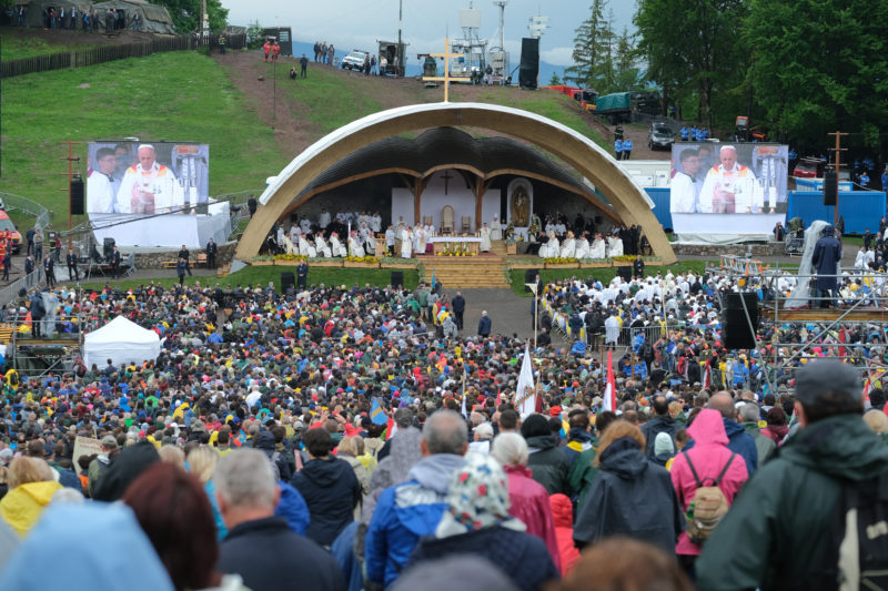 Csíksomlyó, 2019. június 1.
Ferenc pápa szentmisét pontifikál a csíksomlyói hegynyeregben, Erdélyben 2019. június 1-jén. A katolikus egyházfõ háromnapos pasztorális és ökumenikus apostoli látogatáson vesz részt Romániában.
MTI/Veres Nándor