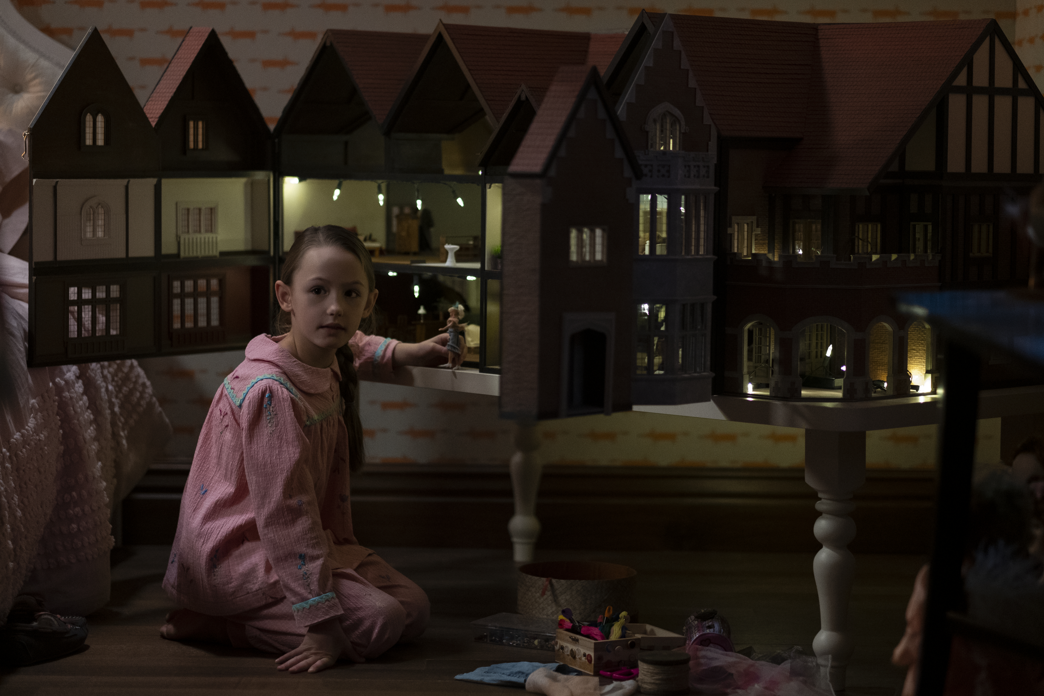 HE HAUNTING OF BLY MANOR (L to R) AMELIE SMITH as FLORA in episode 101 of THE HAUNTING OF BLY MANOR Cr. EIKE SCHROTER/NETFLIX © 2020